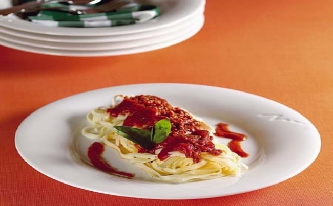 Pasta larga con ragú a la boloñesa